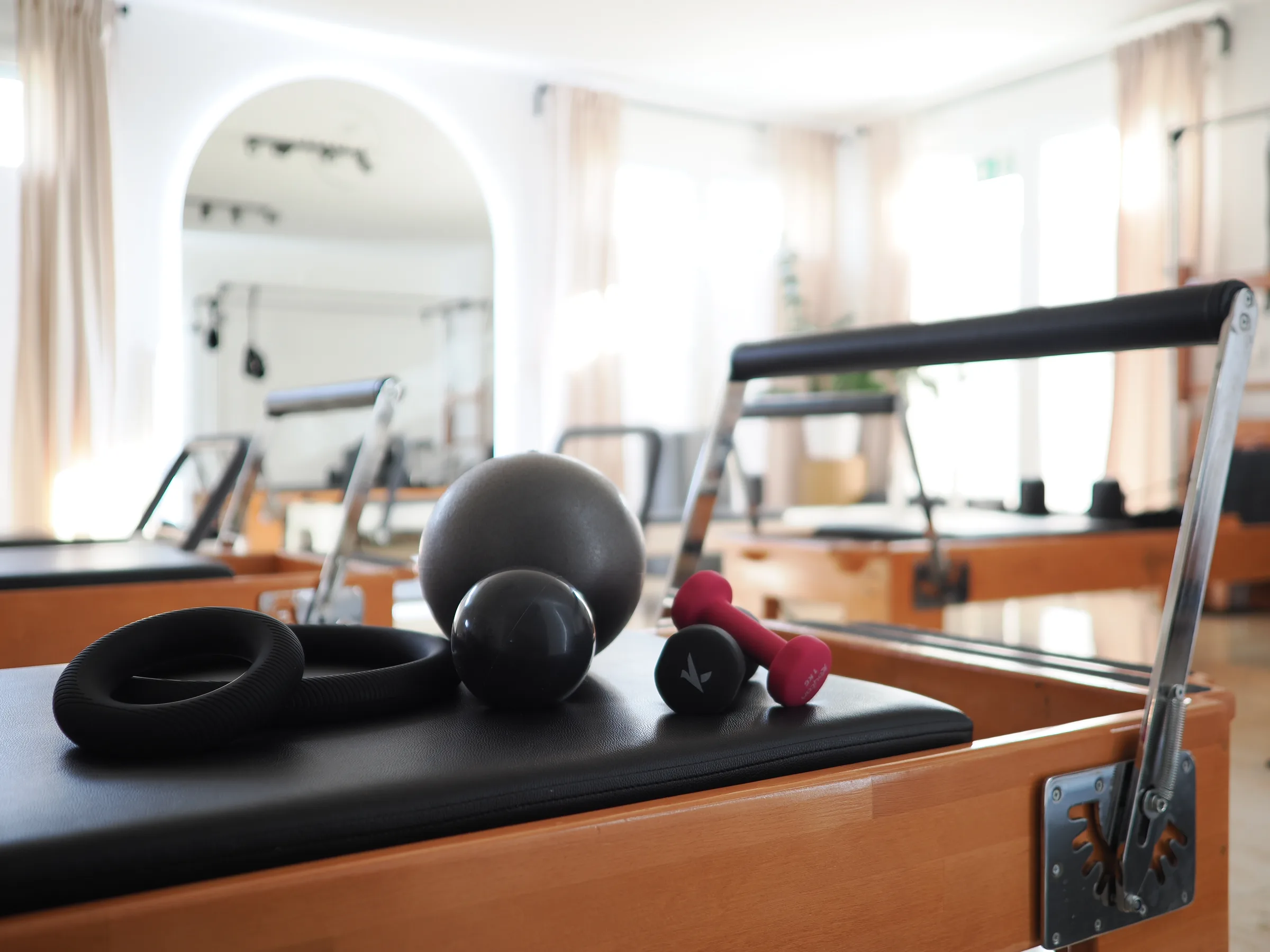Pilates Reformer mit Zubehör und Hanteln